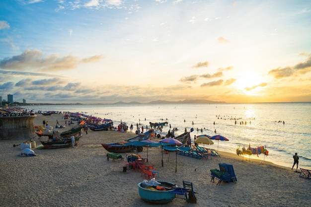 Vista aerea della città di Vung Tau con bel tramonto e tante barche Vista panoramica costiera di Vung Tau dall'alto con onde lungo la costa, alberi di cocco e montagna Tao Phung in Vietnam