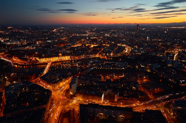 Vista aerea della città di Wroclaw di notte