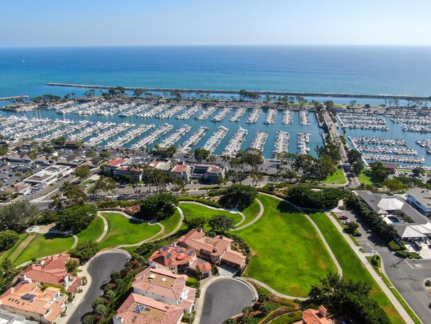 Vista aerea della città e della spiaggia del porto di Dana Point Southern Orange County California USA