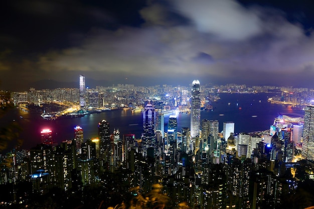 Vista aerea della città illuminata di notte