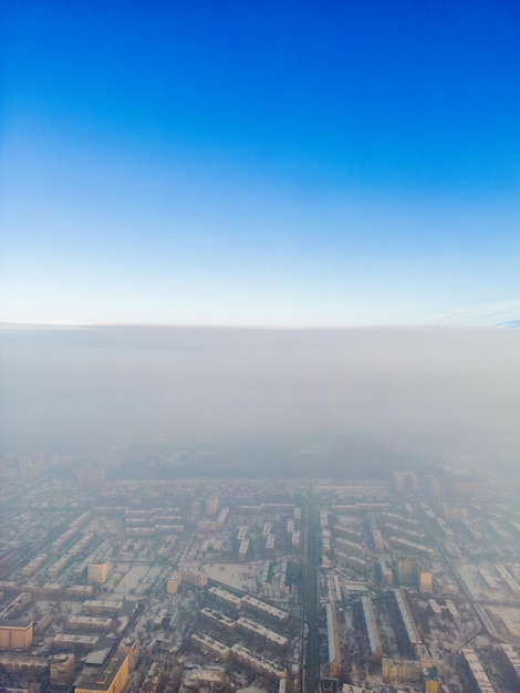 Vista aerea della città inquinata ricoperta di smog