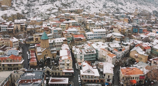 Vista aerea della città nevosa di Tbilisi