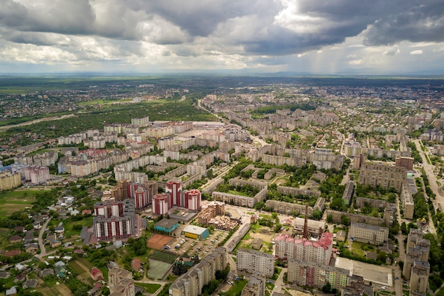 Vista aerea della città o della città con file di edifici e strade curve in estate. Paesaggio urbano dall'alto.