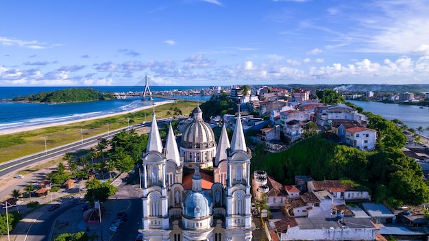 Vista aerea della città turistica di Ilheus nel centro storico di Bahia con Catedral Sao Sebastiao