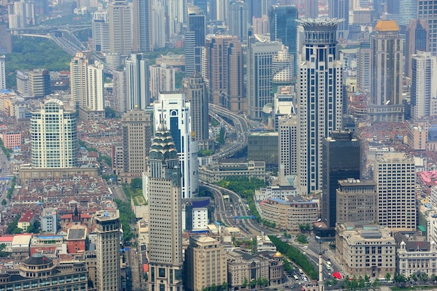 Vista aerea della città urbana di Shanghai con i grattacieli.