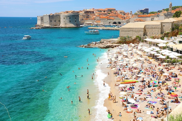 Vista aerea della città vecchia di Dubrovnik e della spiaggia di Banje, mare Adriatico