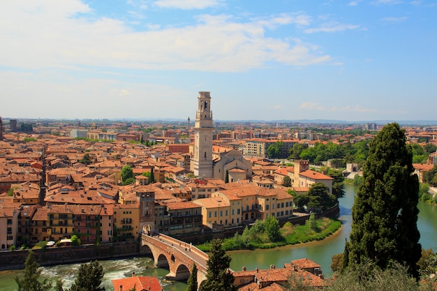 Vista aerea della città vecchia di Verona con tetti arancioni e alte torri in giornata di sole