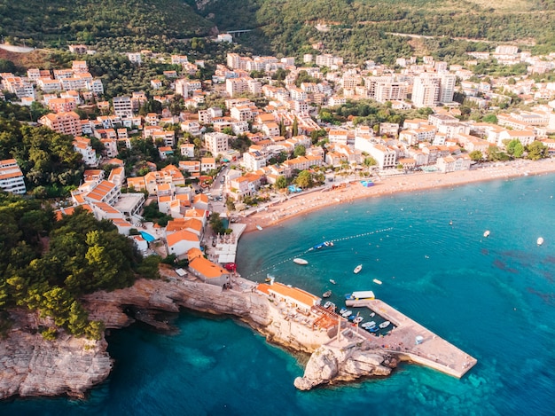 Vista aerea della città vecchia sulla costa adriatica, Montenegro, Petrovac