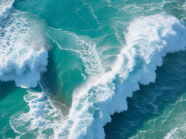 Vista aerea della Coastal Symphony delle onde del mare che si schiantano sulle rive rocciose