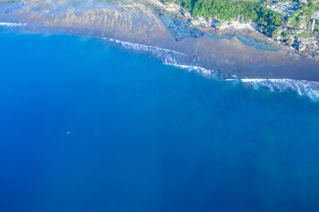 Vista aerea della costa con acque blu limpide