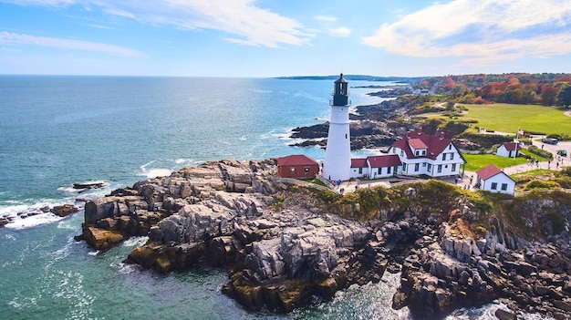 Vista aerea della costa del Maine con scogliere rocciose e l'iconico faro bianco