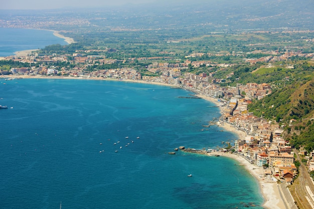 Vista aerea della costa della Sicilia orientale con il blu del mare. Bellissima costa dell'Italia.