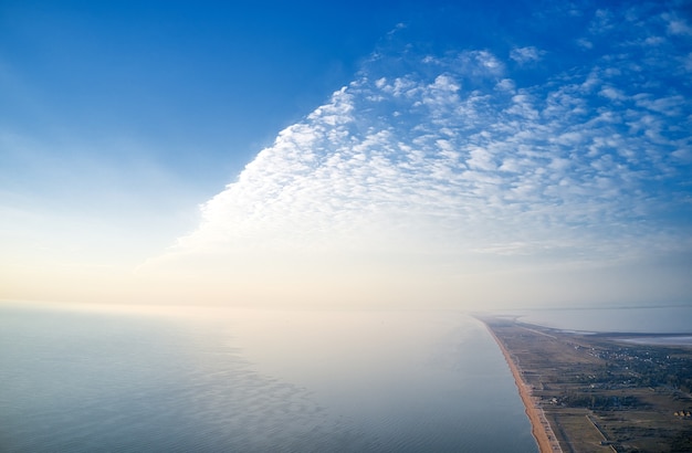 Vista aerea della costa e del mare