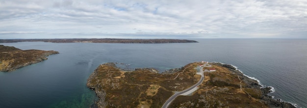 Vista aerea della costa rocciosa dell'Oceano Atlantico Terranova Canada sullo sfondo della natura