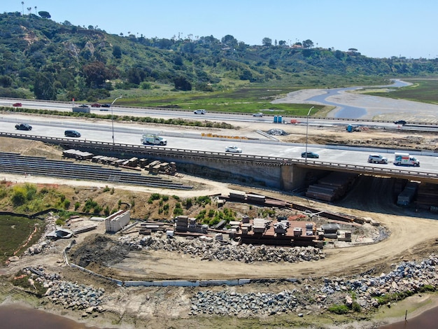 Vista aerea della costruzione di un ponte autostradale sul piccolo fiume San Diego California USA