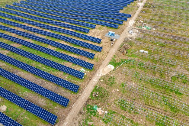 vista aerea della costruzione di una grande centrale elettrica con molte file di pannelli solari