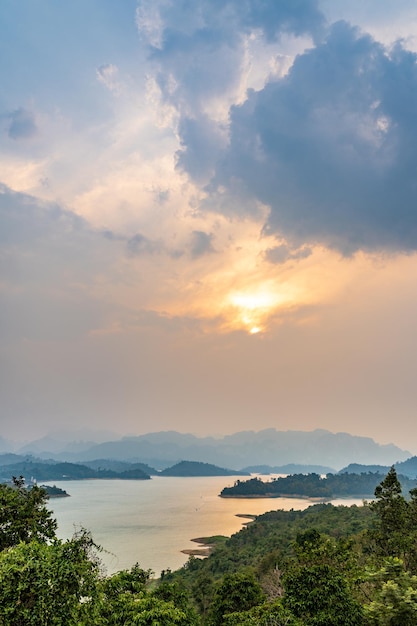 Vista aerea della diga di Ratchaprapha o conosciuta dalla gente del posto come diga di Cheow Lan a Surat Thani Thailandia