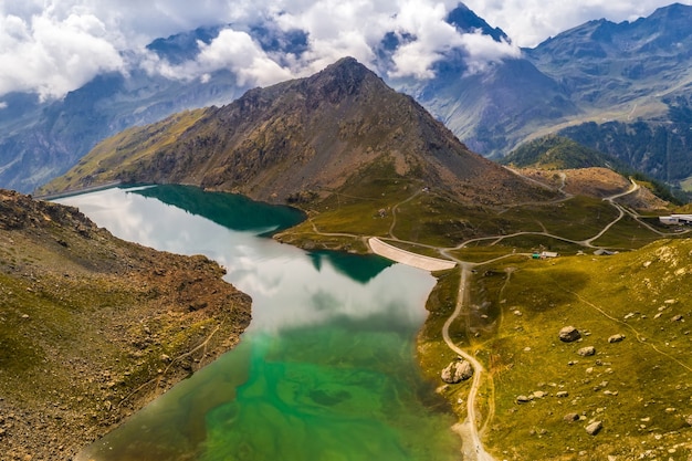 Vista aerea della diga in montagne alpine d'ispirazione