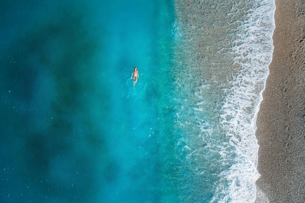 Vista aerea della donna di nuoto in mar Mediterraneo