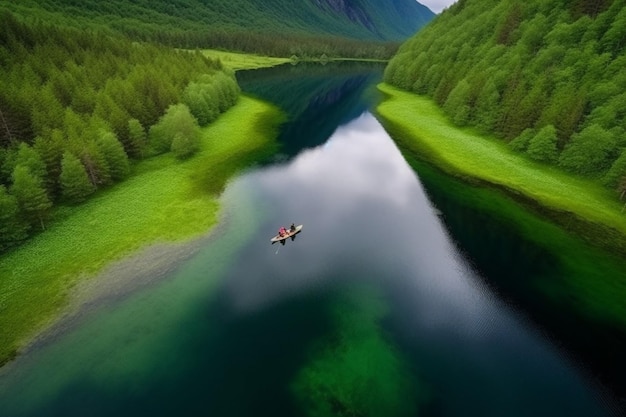 Vista aerea della donna e dell'uomo che contemplano l'estate in Norvegia in canoa nel lago Lovatnet