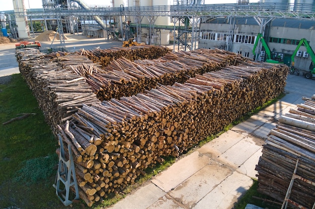 Vista aerea della fabbrica di lavorazione del legno con pile di legname nel cantiere di produzione dell'impianto.