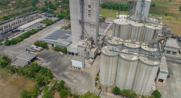 Vista aerea della fabbrica di mangimi per animali Silos agricoli silos di stoccaggio del grano e pannelli solari sui tetti