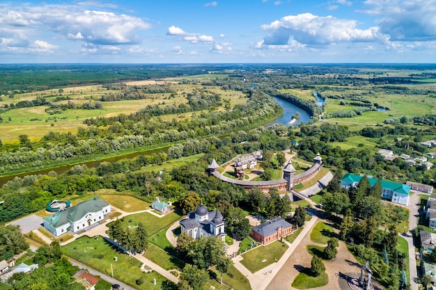 Vista aerea della fortezza di Baturyn con il fiume Seym nell'oblast di Chernihiv dell'Ucraina