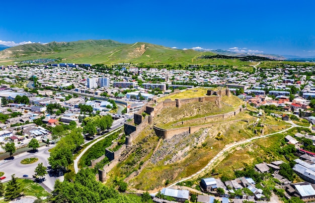 Vista aerea della fortezza di Gori nella regione di Shida Kartli della Georgia