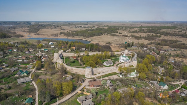 Vista aerea della fortezza di Izborsk in Russia