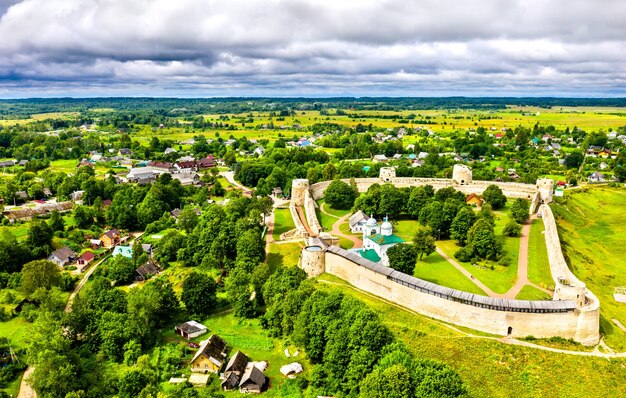 Vista aerea della fortezza di Izborsk nell'oblast' di Pskov in Russia