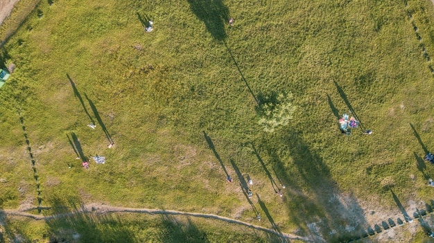 Vista aerea della gente ad un picnic in un parco estivo