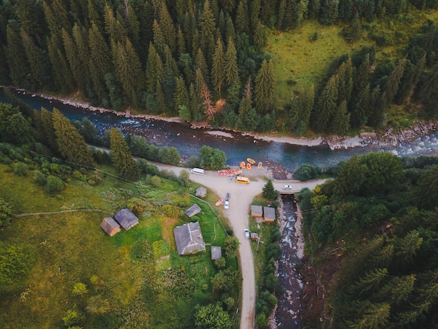 Vista aerea della gente del fiume di montagna che fa rafting nel torrente. estrema vitalità