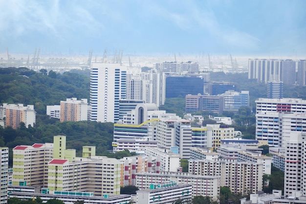 Vista aerea della giornata di sole degli edifici della città di singapore