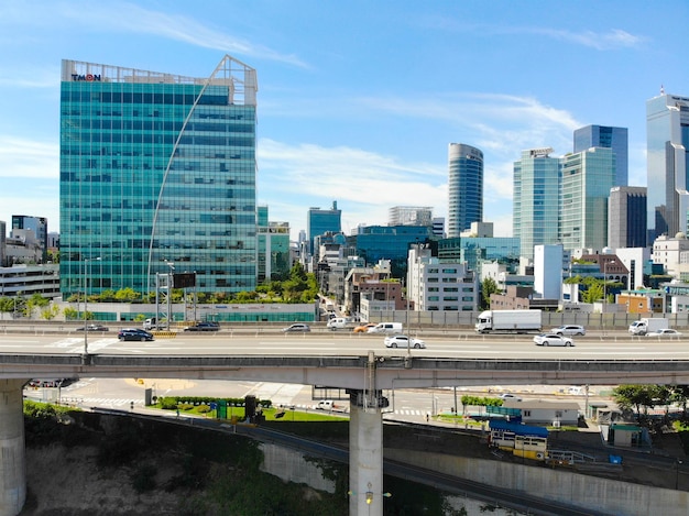 Vista aerea della guida dell'auto sull'autostrada del ponte a Seoul, Corea del Sud