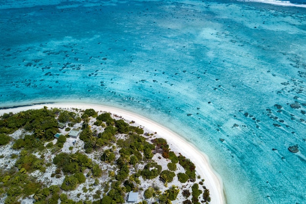 Vista aerea della laguna di spiaggia sabbiosa della Polinesia Isole Cook