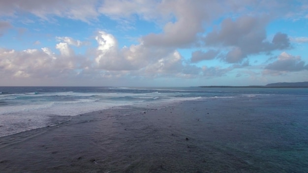 Vista aerea della linea di galleggiamento dei mari che non si mescolano contro il cielo blu con nuvole isola mauritius