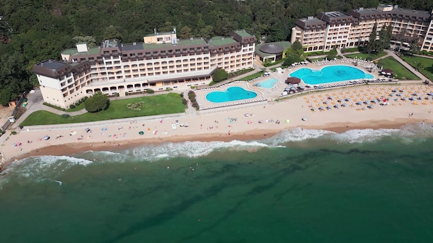 Vista aerea della località balneare di Golden Sands in Bulgaria durante la stagione estiva una serie di alberghi piscine e folle di persone che si godono il mare