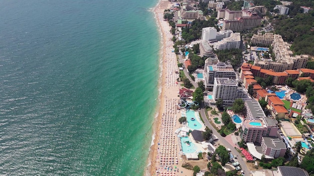 Vista aerea della località balneare di Golden Sands in Bulgaria durante la stagione estiva una serie di alberghi piscine e folle di persone che si godono il mare