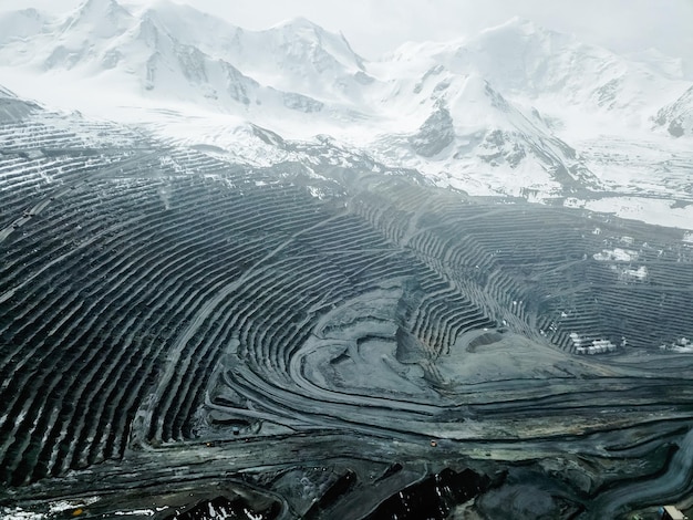 Vista aerea della miniera d'oro di Kumtor