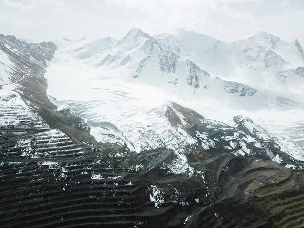 Vista aerea della miniera d'oro di Kumtor