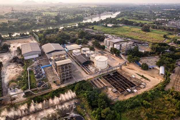 Vista aerea della moderna fabbrica di lavorazione di prodotti combustibili a bioetanolo con serbatoi, magazzino e torre nel sud-est asiatico