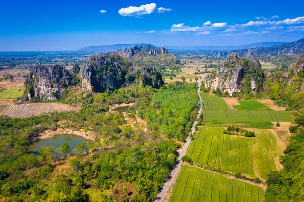 Vista aerea della montagna del calcare e del giacimento del riso nel distretto di Noen Maprang, Phitsanulok, Tailandia.