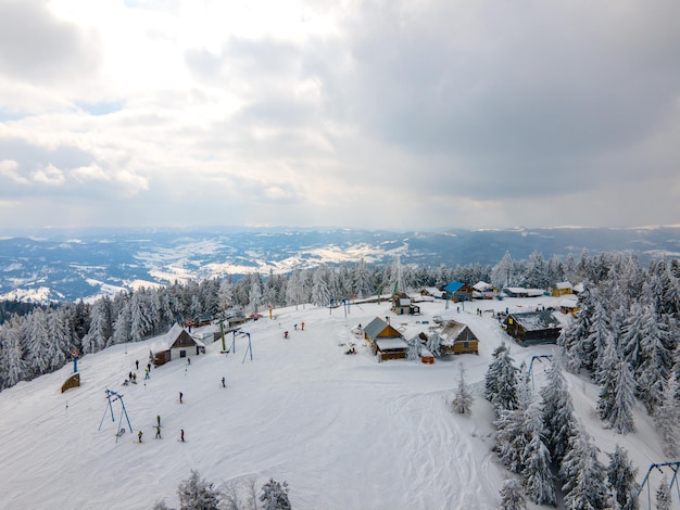 Vista aerea della montagna di sci di Trostyan nello spazio della copia della montagna dei Carpazi dell'Ucraina