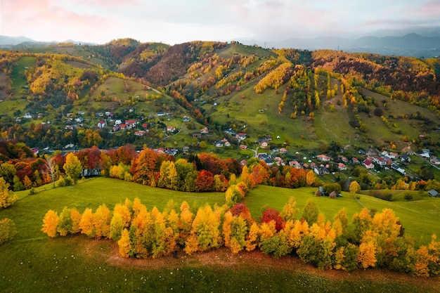 Vista aerea della montagna e del villaggio in autunno