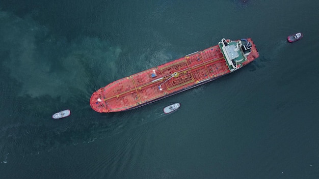 Vista aerea della nave cisterna con rimorchiatore di scorta in partenza dal porto