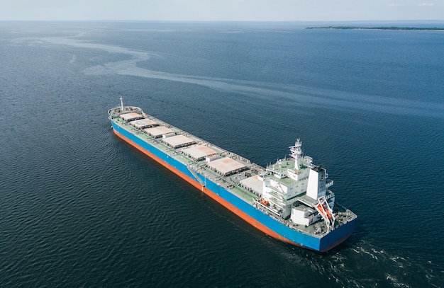 Vista aerea della nave da carico che galleggia nel mare