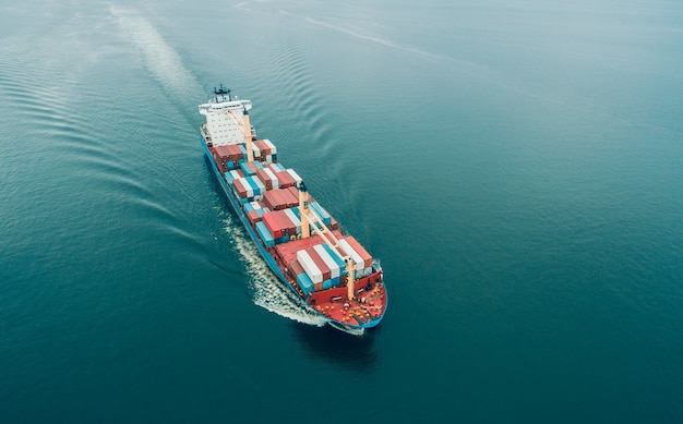 Vista aerea della nave da carico che naviga in mare aperto