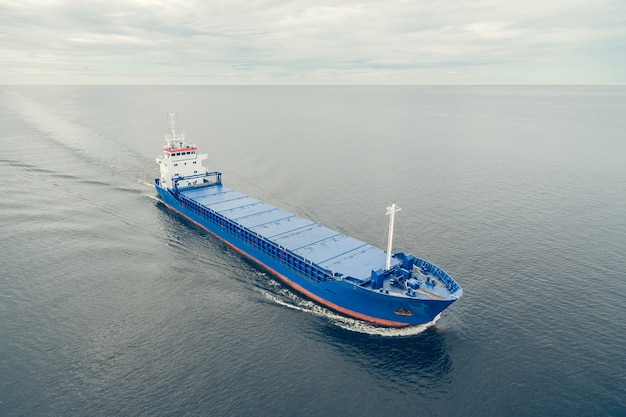 Vista aerea della nave da carico generale in mare aperto