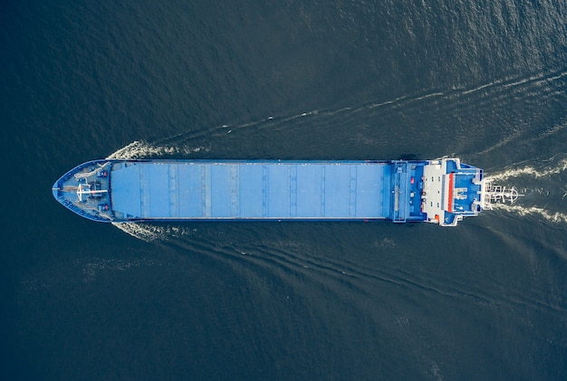 Vista aerea della nave da carico generale in mare aperto