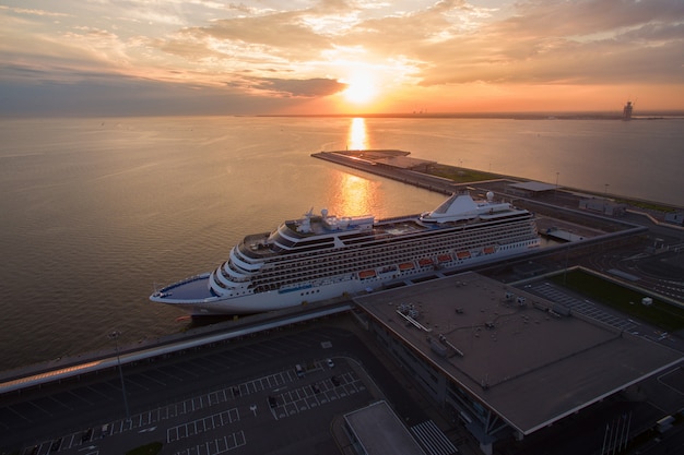 Vista aerea della nave da crociera nel porto al tramonto